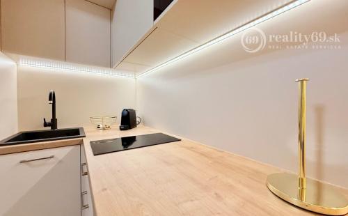 JUH - PRI AUPARKU - 1 IZBOVÝ MODERNÝ KOMPLETNE ZARIADENÝ BYT.