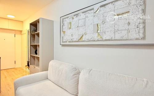 JUH - PRI AUPARKU - 1 IZBOVÝ MODERNÝ KOMPLETNE ZARIADENÝ BYT.