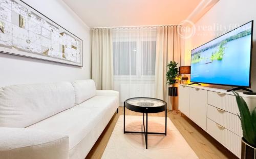 JUH - PRI AUPARKU - 1 IZBOVÝ MODERNÝ KOMPLETNE ZARIADENÝ BYT.