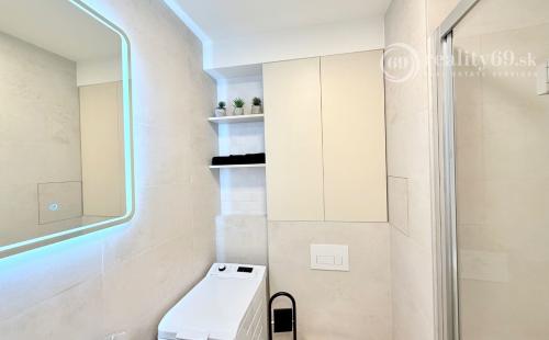 JUH - PRI AUPARKU - 1 IZBOVÝ MODERNÝ KOMPLETNE ZARIADENÝ BYT.