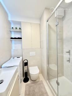 JUH - PRI AUPARKU - 1 IZBOVÝ MODERNÝ KOMPLETNE ZARIADENÝ BYT.