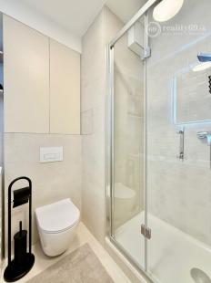 JUH - PRI AUPARKU - 1 IZBOVÝ MODERNÝ KOMPLETNE ZARIADENÝ BYT.