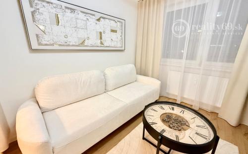 JUH - PRI AUPARKU - 1 IZBOVÝ MODERNÝ KOMPLETNE ZARIADENÝ BYT.