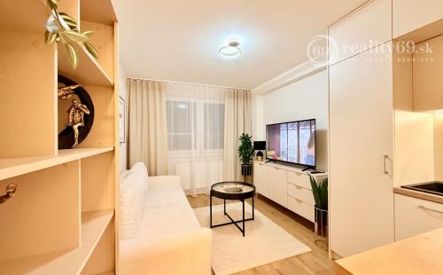 JUH - PRI AUPARKU - 1 IZBOVÝ MODERNÝ KOMPLETNE ZARIADENÝ BYT.