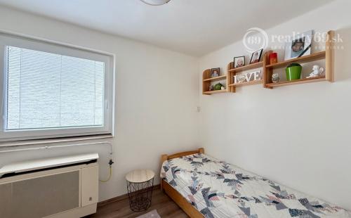 MAĎARSKO - JAZERO RAKACA - POSCHODOVÁ 5 IZBOVÁ CHATA, TERASA, BAZÉN, GARÁŽ.