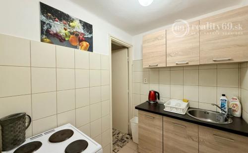 MAĎARSKO - JAZERO RAKACA - POSCHODOVÁ 5 IZBOVÁ CHATA, TERASA, BAZÉN, GARÁŽ.