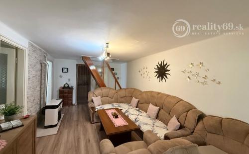 MAĎARSKO - JAZERO RAKACA - POSCHODOVÁ 5 IZBOVÁ CHATA, TERASA, BAZÉN, GARÁŽ.