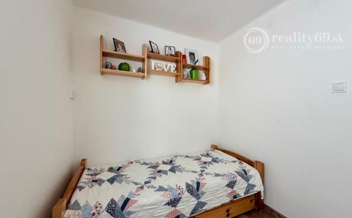 MAĎARSKO - JAZERO RAKACA - POSCHODOVÁ 5 IZBOVÁ CHATA, TERASA, BAZÉN, GARÁŽ.