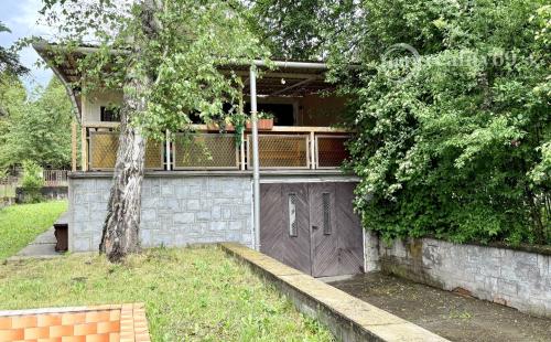 MAĎARSKO - JAZERO RAKACA - POSCHODOVÁ 5 IZBOVÁ CHATA, TERASA, BAZÉN, GARÁŽ.