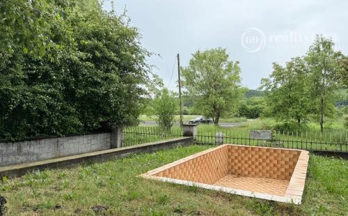 MAĎARSKO - JAZERO RAKACA - POSCHODOVÁ 5 IZBOVÁ CHATA, TERASA, BAZÉN, GARÁŽ.