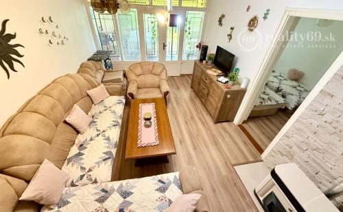 MAĎARSKO - JAZERO RAKACA - POSCHODOVÁ 5 IZBOVÁ CHATA, TERASA, BAZÉN, GARÁŽ.