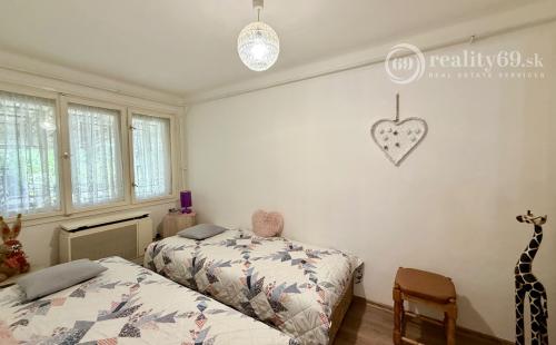 MAĎARSKO - JAZERO RAKACA - POSCHODOVÁ 5 IZBOVÁ CHATA, TERASA, BAZÉN, GARÁŽ.