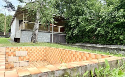 MAĎARSKO - JAZERO RAKACA - POSCHODOVÁ 5 IZBOVÁ CHATA, TERASA, BAZÉN, GARÁŽ.