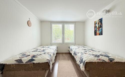 MAĎARSKO - JAZERO RAKACA - POSCHODOVÁ 5 IZBOVÁ CHATA, TERASA, BAZÉN, GARÁŽ.