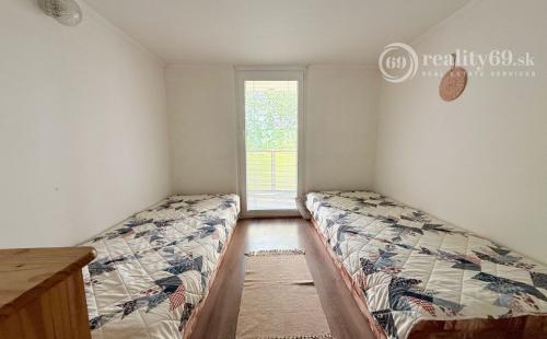 MAĎARSKO - JAZERO RAKACA - POSCHODOVÁ 5 IZBOVÁ CHATA, TERASA, BAZÉN, GARÁŽ.