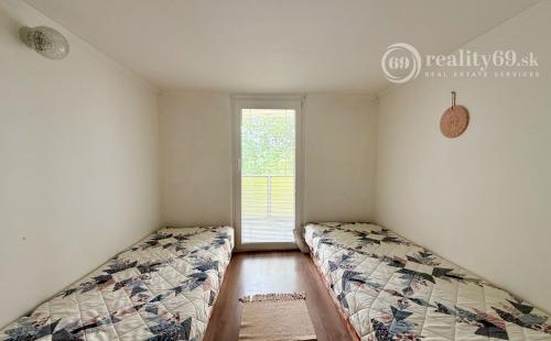 MAĎARSKO - JAZERO RAKACA - POSCHODOVÁ 5 IZBOVÁ CHATA, TERASA, BAZÉN, GARÁŽ.