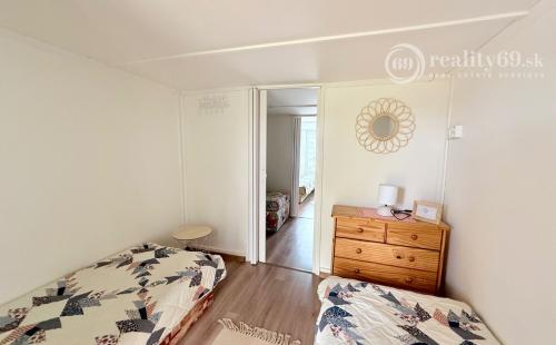 MAĎARSKO - JAZERO RAKACA - POSCHODOVÁ 5 IZBOVÁ CHATA, TERASA, BAZÉN, GARÁŽ.