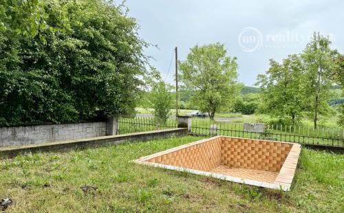 MAĎARSKO - JAZERO RAKACA - POSCHODOVÁ 5 IZBOVÁ CHATA, TERASA, BAZÉN, GARÁŽ.