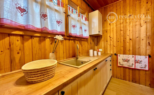 MAĎARSKO - JAZERO RAKACA - 4 IZBOVÁ ZARIADENÁ ZRUBOVÁ POSCHODOVÁ CHATA PRI JAZERE S TERASOU.