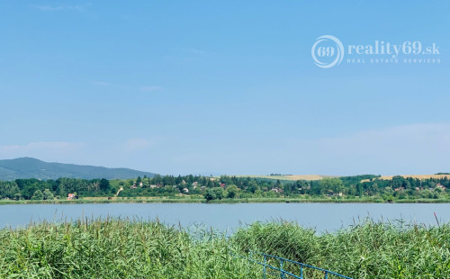 MAĎARSKO - JAZERO RAKACA - 4 IZBOVÁ ZARIADENÁ ZRUBOVÁ POSCHODOVÁ CHATA PRI JAZERE S TERASOU.