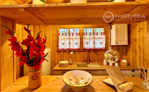 MAĎARSKO - JAZERO RAKACA - 4 IZBOVÁ ZARIADENÁ ZRUBOVÁ POSCHODOVÁ CHATA PRI JAZERE S TERASOU.