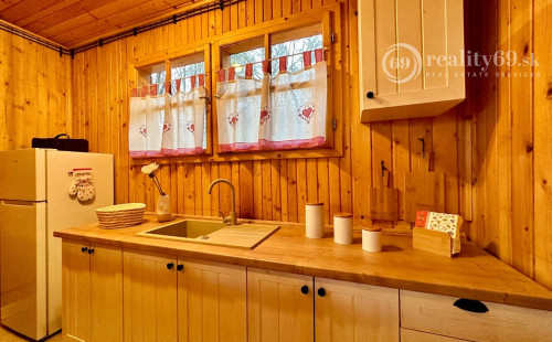 MAĎARSKO - JAZERO RAKACA - 4 IZBOVÁ ZARIADENÁ ZRUBOVÁ POSCHODOVÁ CHATA PRI JAZERE S TERASOU.