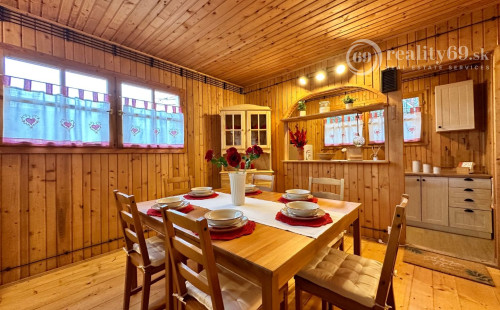 MAĎARSKO - JAZERO RAKACA - 4 IZBOVÁ ZARIADENÁ ZRUBOVÁ POSCHODOVÁ CHATA PRI JAZERE S TERASOU.