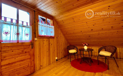 MAĎARSKO - JAZERO RAKACA - 4 IZBOVÁ ZARIADENÁ ZRUBOVÁ POSCHODOVÁ CHATA PRI JAZERE S TERASOU.