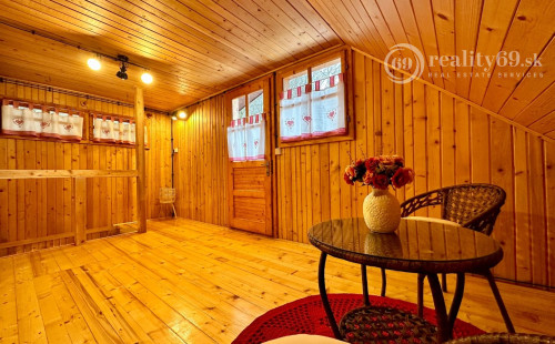 MAĎARSKO - JAZERO RAKACA - 4 IZBOVÁ ZARIADENÁ ZRUBOVÁ POSCHODOVÁ CHATA PRI JAZERE S TERASOU.