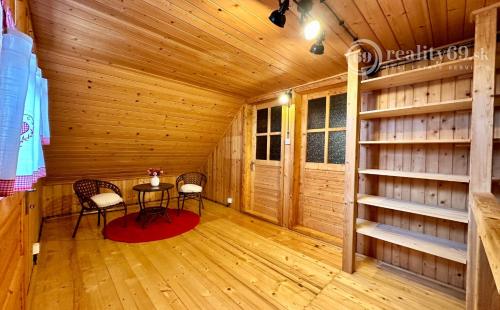 MAĎARSKO - JAZERO RAKACA - 4 IZBOVÁ ZARIADENÁ ZRUBOVÁ POSCHODOVÁ CHATA PRI JAZERE S TERASOU.