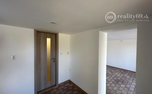 NOVÁ CENA - MAĎARSKO - JAZERO RAKACA - POSCHODOVÁ 3 IZBOVÁ CHATA, KUCHYŇA, PRI JAZERE S TERASOU.