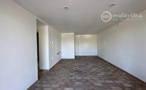 NOVÁ CENA - MAĎARSKO - JAZERO RAKACA - POSCHODOVÁ 3 IZBOVÁ CHATA, KUCHYŇA, PRI JAZERE S TERASOU.