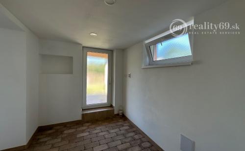 NOVÁ CENA - MAĎARSKO - JAZERO RAKACA - POSCHODOVÁ 3 IZBOVÁ CHATA, KUCHYŇA, PRI JAZERE S TERASOU.