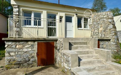 NOVÁ CENA - MAĎARSKO - JAZERO RAKACA - MUROVANÁ CHATA - PRI JAZERE S TERASOU.