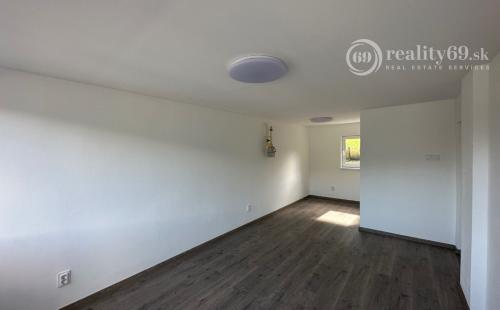 NOVÁ CENA - MAĎARSKO - JAZERO RAKACA - MUROVANÁ CHATA - PRI JAZERE S TERASOU.