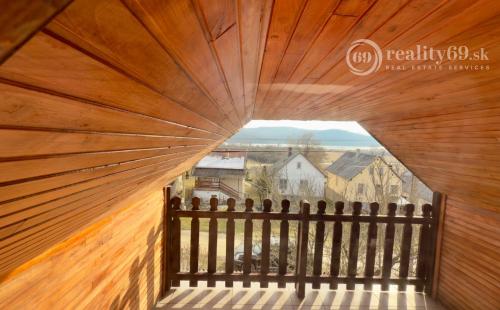 MAĎARSKO - JAZERO RAKACA - POSCHODOVÁ 3 IZBOVÁ CHATA PRI JAZERE S TERASOU.