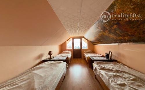 MAĎARSKO - JAZERO RAKACA - POSCHODOVÁ 3 IZBOVÁ CHATA PRI JAZERE S TERASOU.