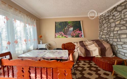 MAĎARSKO - JAZERO RAKACA - POSCHODOVÁ 3 IZBOVÁ CHATA PRI JAZERE S TERASOU.