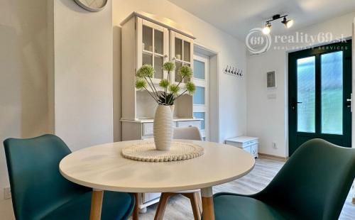 MAĎARSKO - JAZERO RAKACA - KOMPLETNE ZARIADENÁ MUROVANÁ POSCHODOVÁ CHATA PRI JAZERE S TERASOU.