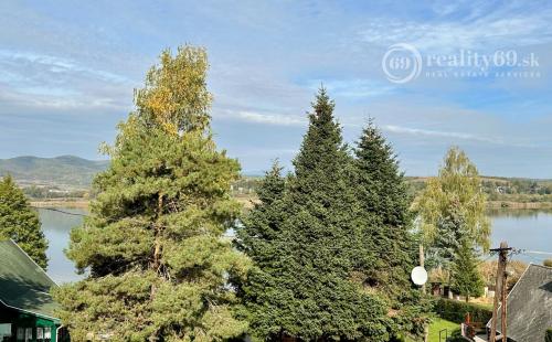 MAĎARSKO - JAZERO RAKACA - KOMPLETNE ZARIADENÁ MUROVANÁ POSCHODOVÁ CHATA PRI JAZERE S TERASOU.