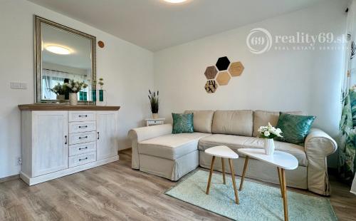 MAĎARSKO - JAZERO RAKACA - KOMPLETNE ZARIADENÁ MUROVANÁ POSCHODOVÁ CHATA PRI JAZERE S TERASOU.