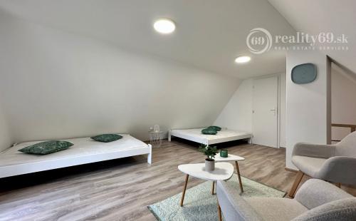 MAĎARSKO - JAZERO RAKACA - KOMPLETNE ZARIADENÁ MUROVANÁ POSCHODOVÁ CHATA PRI JAZERE S TERASOU.