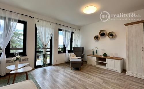 MAĎARSKO - JAZERO RAKACA - KOMPLETNE ZARIADENÁ MUROVANÁ POSCHODOVÁ CHATA PRI JAZERE S TERASOU.