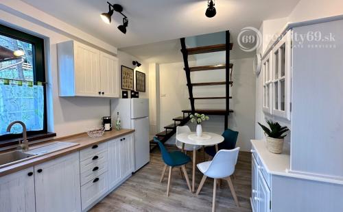 MAĎARSKO - JAZERO RAKACA - KOMPLETNE ZARIADENÁ MUROVANÁ POSCHODOVÁ CHATA PRI JAZERE S TERASOU.