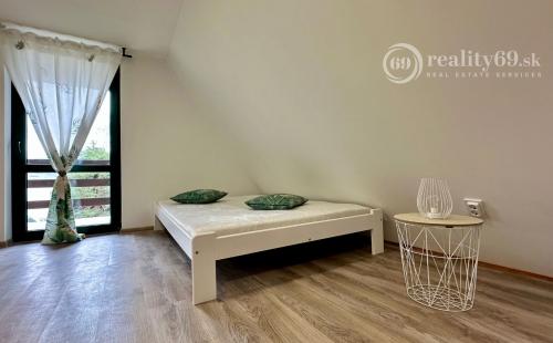 MAĎARSKO - JAZERO RAKACA - KOMPLETNE ZARIADENÁ MUROVANÁ POSCHODOVÁ CHATA PRI JAZERE S TERASOU.