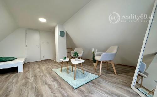 MAĎARSKO - JAZERO RAKACA - KOMPLETNE ZARIADENÁ MUROVANÁ POSCHODOVÁ CHATA PRI JAZERE S TERASOU.