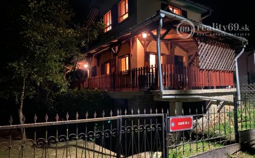 SZALONNA KOMPLETNE ZARIADENÁ 4 IZBOVÁ CHATA PRI JAZERE RAKACA.