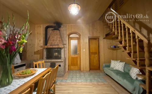 SZALONNA KOMPLETNE ZARIADENÁ 4 IZBOVÁ CHATA PRI JAZERE RAKACA.