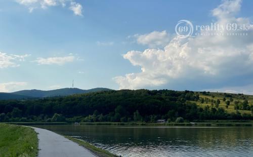 SZALONNA KOMPLETNE ZARIADENÁ 4 IZBOVÁ CHATA PRI JAZERE RAKACA.