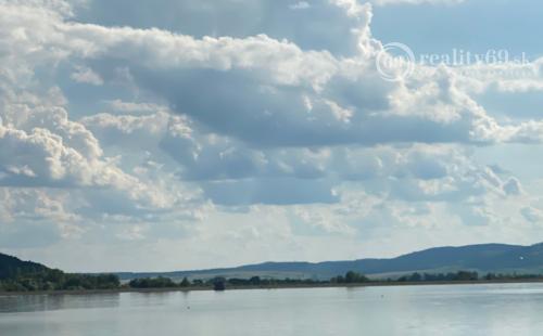 SZALONNA KOMPLETNE ZARIADENÁ 4 IZBOVÁ CHATA PRI JAZERE RAKACA.